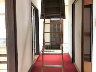 階段（屋根裏）